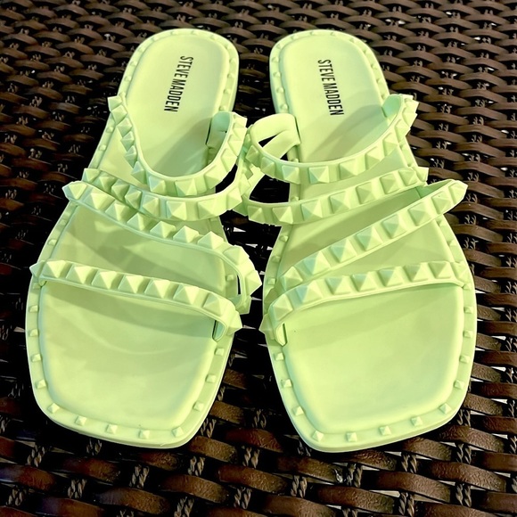 Steve Madden SKYLER-J Lime size 8 Green Studded Sandals 🪲 - Picture 1 of 7
